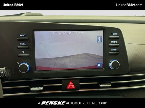 Used 2022 Hyundai Elantra SE FWD image 9