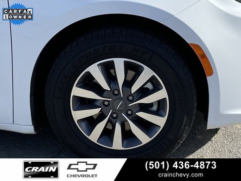 Used 2023 Chrysler Pacifica Touring-L image 33