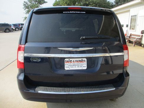 Used 2014 Chrysler Town & Country Touring FWD image 15