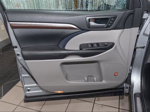 Used 2016 Toyota Highlander Limited image 10