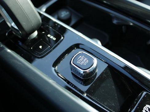 Used 2025 Volvo XC60 B5 Plus image 20