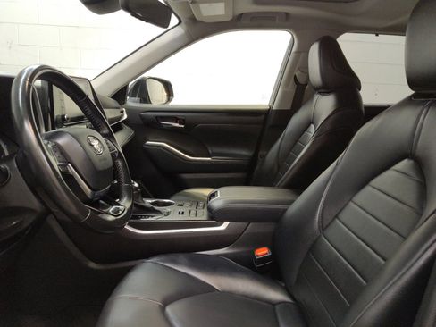Used 2021 Toyota Highlander XLE AWD/4WD image 17