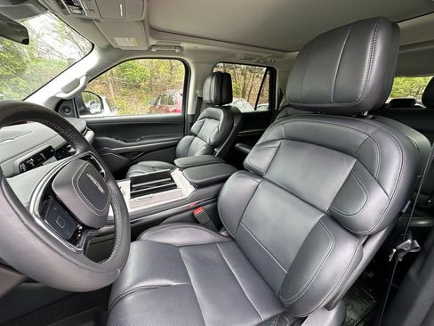 New 2025 Lincoln Navigator Reserve AWD/4WD image 18