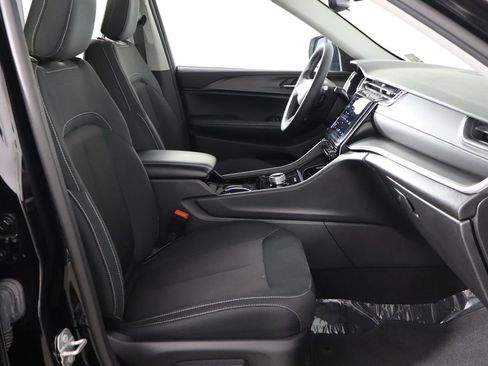 Used 2023 Jeep Grand Cherokee Laredo AWD/4WD image 19