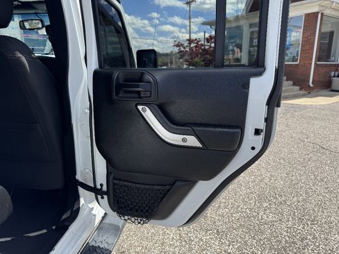 Used 2018 Jeep Wrangler Unlimited Sahara image 14