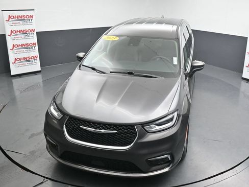 Used 2023 Chrysler Pacifica Touring-L FWD image 26