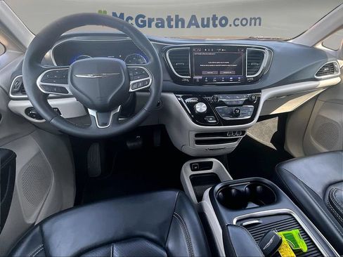 Used 2023 Chrysler Pacifica Touring-L FWD image 9