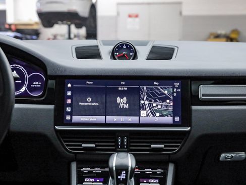 Used 2023 Porsche Cayenne Platinum Edition image 18