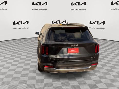 Certified 2025 Kia Sorento S w/ Panoramic Sunroof Package AWD/4WD image 7