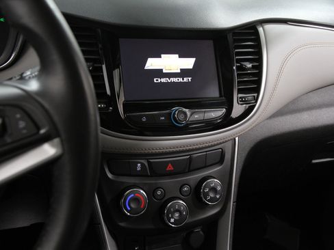 Certified 2022 Chevrolet Trax LT w/ LT Convenience Package image 9