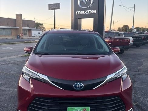 Used 2023 Toyota Sienna XLE image 7