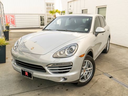 Used 2013 Porsche Cayenne Diesel AWD/4WD image 3