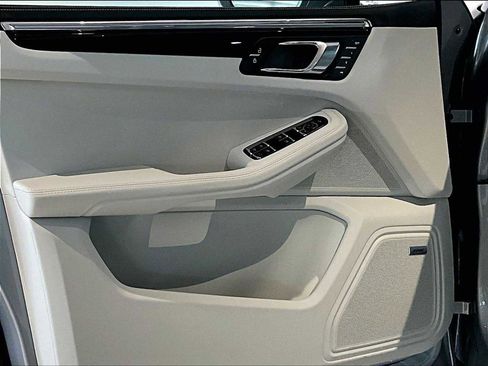 New 2026 Porsche Macan image 24