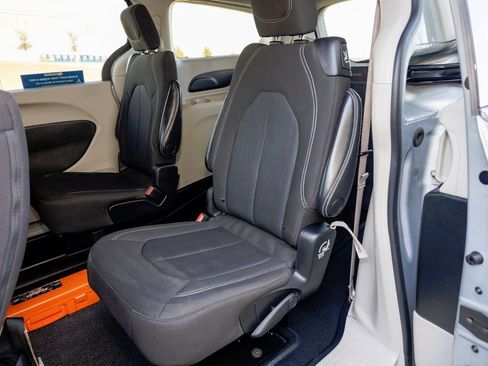 Used 2022 Chrysler Voyager LX image 11