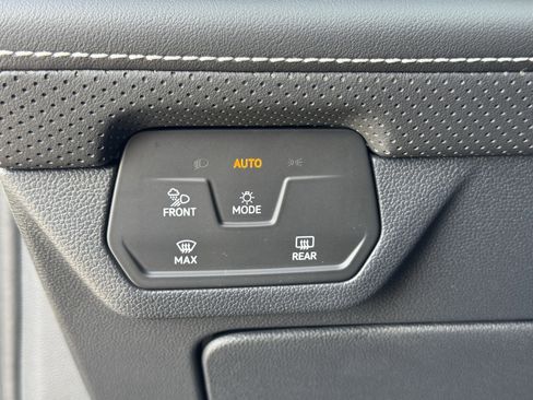 Used 2025 Volkswagen Atlas SE image 29