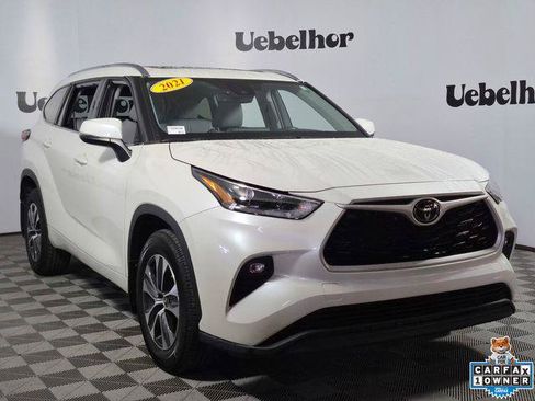 Certified 2021 Toyota Highlander XLE AWD/4WD image 1