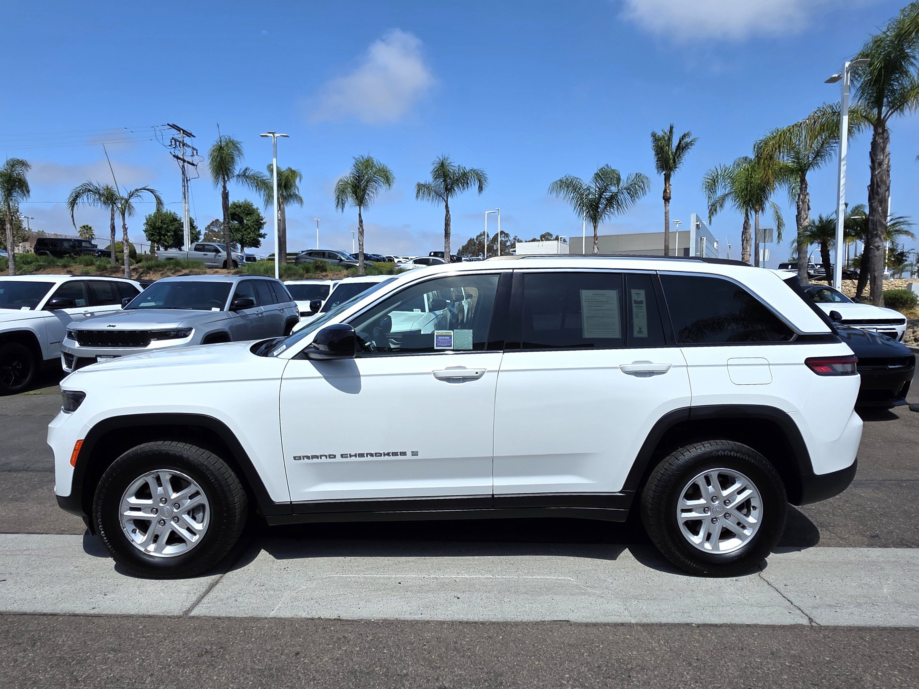 Certified 2024 Jeep Grand Cherokee Laredo RWD image 2