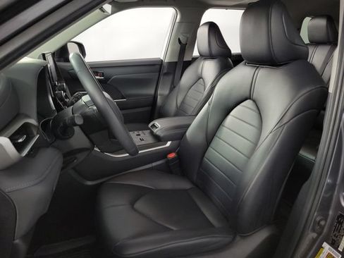 Used 2023 Toyota Highlander XLE FWD image 14