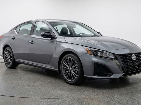 Used 2025 Nissan Altima 2.5 SV FWD image 1