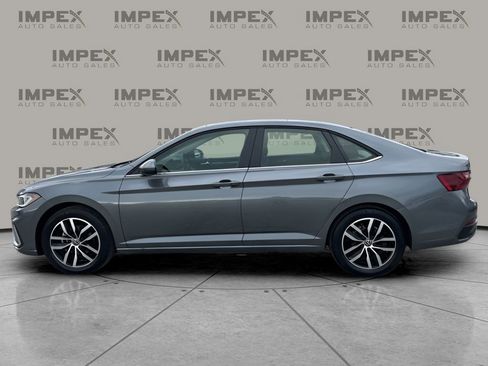 Used 2025 Volkswagen Jetta SE image 2