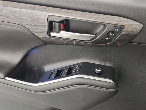 Used 2021 Toyota Highlander Limited image 19