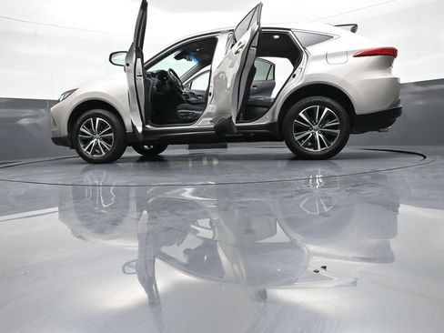 Used 2024 Toyota Venza LE AWD/4WD image 48