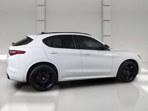 Used 2023 Alfa Romeo Stelvio Veloce AWD/4WD image 5