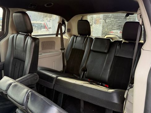 Used 2018 Dodge Grand Caravan SXT image 12