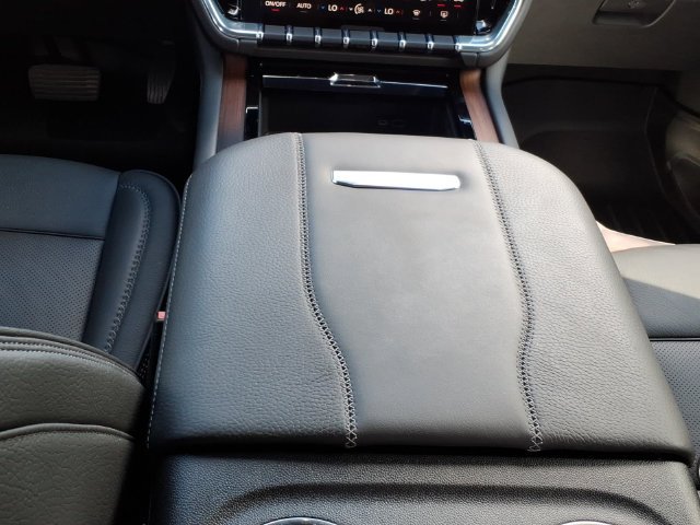 Used 2025 GMC Yukon Denali w/ Sun & Power Step Package AWD/4WD image 18