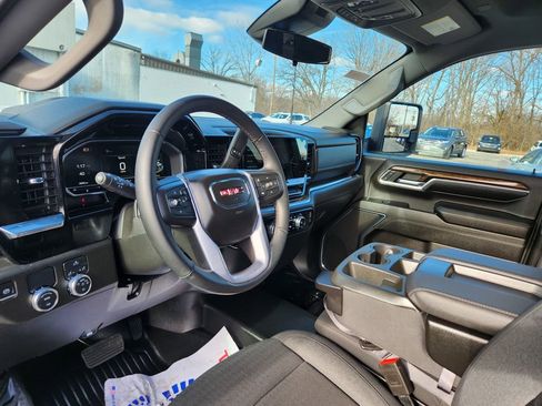 Used 2024 GMC Sierra 3500 SLE w/ SLE Convenience Package image 2