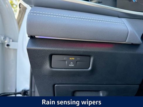 New 2025 Volkswagen Tiguan SE image 33