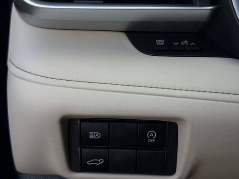 Used 2024 Toyota Highlander XLE FWD image 23