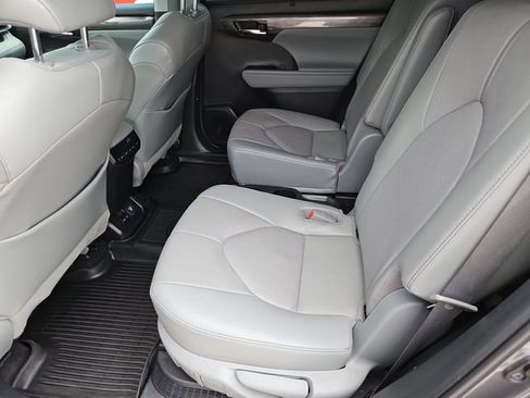 Used 2022 Toyota Highlander Limited FWD image 15