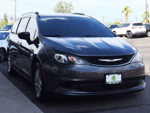 Used 2021 Chrysler Voyager Lxi image 12