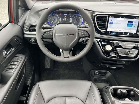 New 2026 Chrysler Pacifica Select image 14