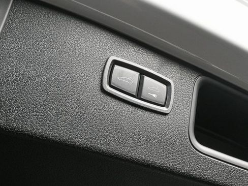 Certified 2025 Porsche Macan image 31