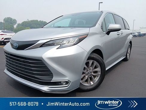 Used 2023 Toyota Sienna XLE FWD image 5