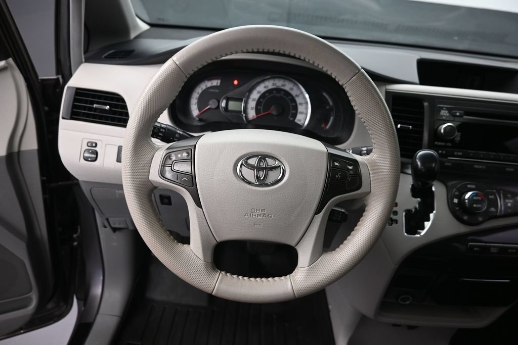 Used 2014 Toyota Sienna SE FWD image 19