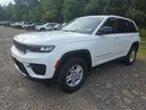 Used 2023 Jeep Grand Cherokee Laredo AWD/4WD image 3