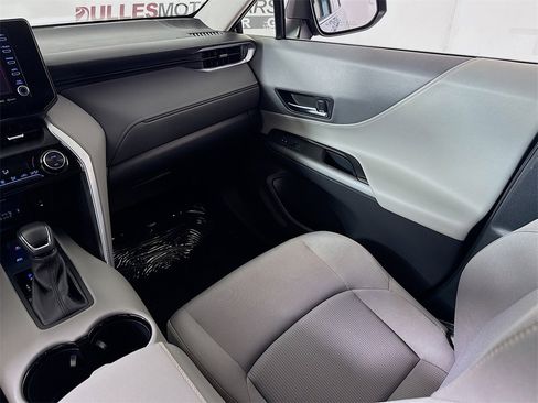 Used 2022 Toyota Venza LE image 22