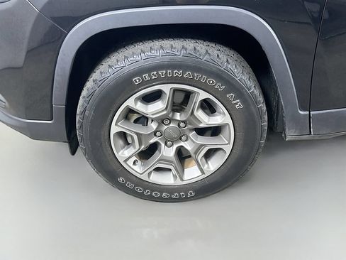 Used 2022 Jeep Cherokee Latitude Lux w/ Sun & Sound Group AWD/4WD image 8
