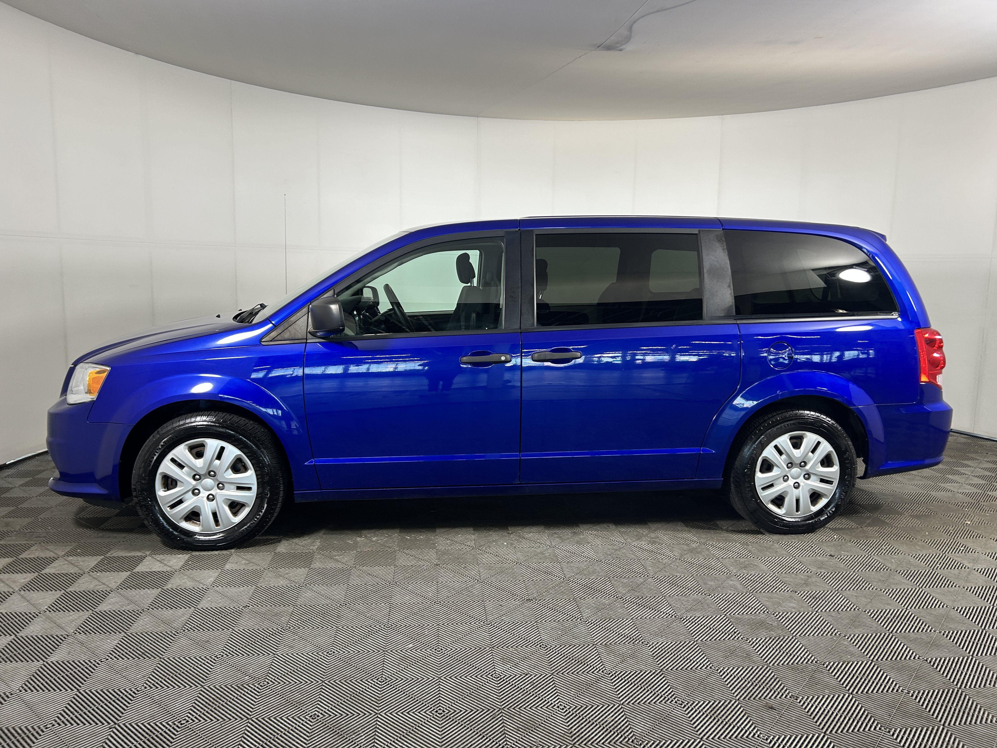 Used 2019 Dodge Grand Caravan FWD image 2
