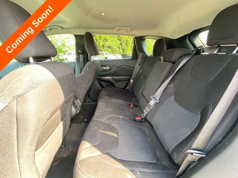 Used 2020 Jeep Cherokee Latitude FWD image 28