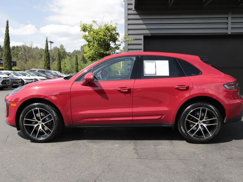 Used 2025 Porsche Macan AWD/4WD image 5