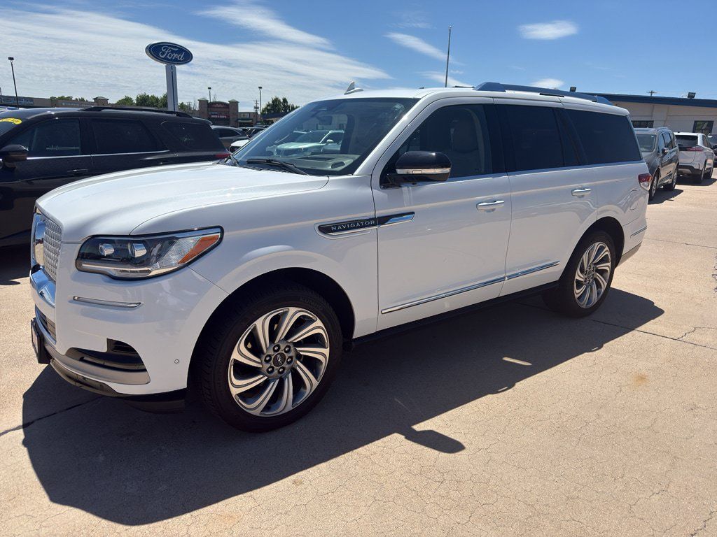 Used 2022 Lincoln Navigator Reserve AWD/4WD image 1