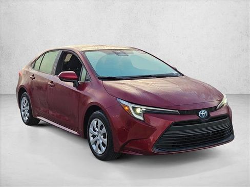 Used 2025 Toyota Corolla LE image 3