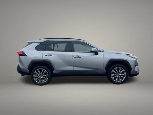 Used 2022 Toyota RAV4 XLE Premium AWD/4WD image 9