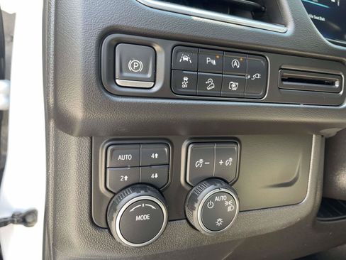 Used 2022 Chevrolet Tahoe Z71 w/ Luxury Package AWD/4WD image 17