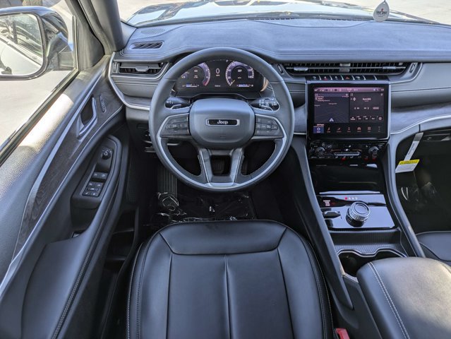 Used 2025 Jeep Grand Cherokee Limited AWD/4WD image 17