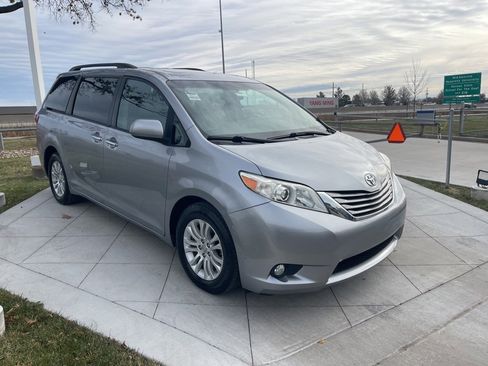 Used 2017 Toyota Sienna XLE image 2
